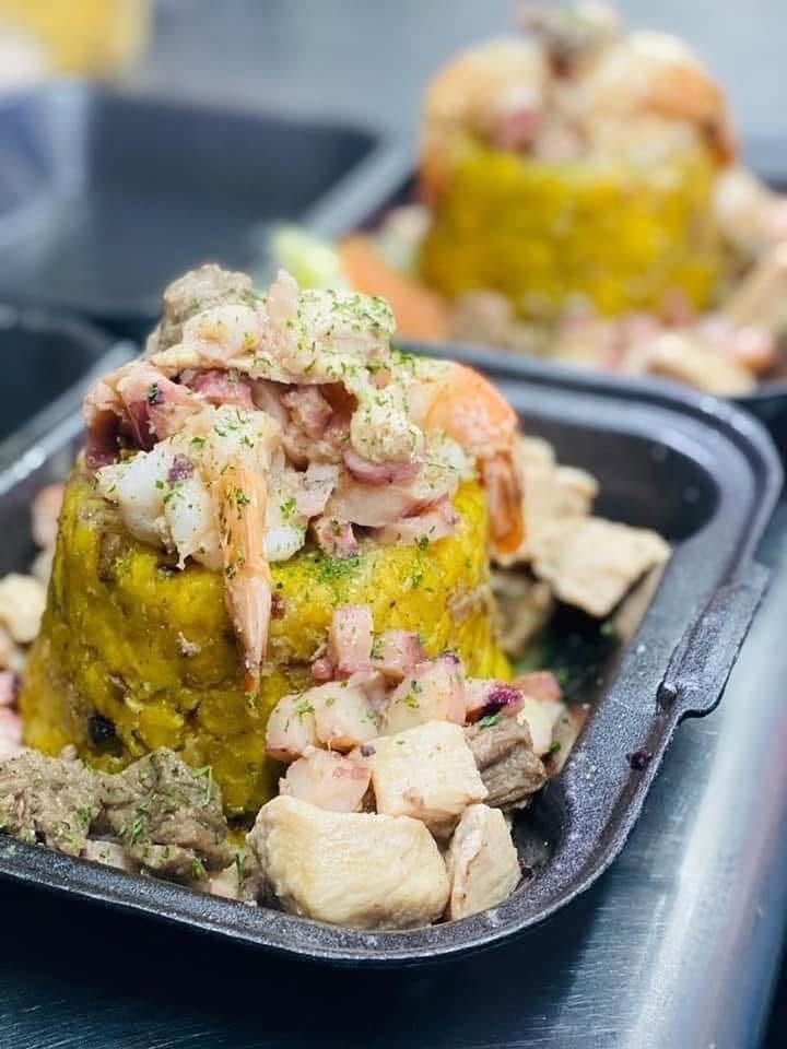Mofongo relleno de mariscos y carnes, de El Zinchorro en Florida