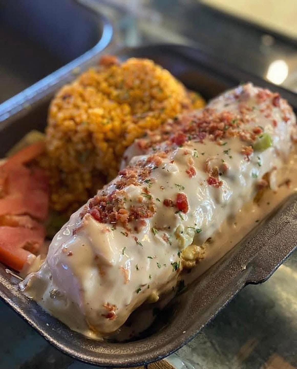 Pechuga en salsa de queso con bacon y arroz, de El Zinchorro en Florida